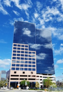 Nhà cao tầng bên cạnh cơ quan làm việc của tôi. Hôm ấy trời nhiều mây rất đẹp. Mây như khói bay lang thang. Mây bay vào và ở lại trong những bức tường kính.